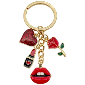 Porte-clés doré avec charms en émail rouge cœur, rouge à lèvres, rose et lèvres féminines
