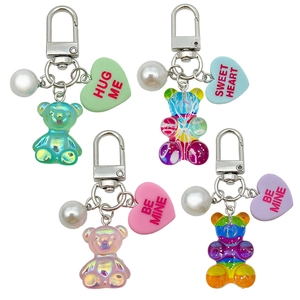 Lot de quatre porte-clés ours en résine colorée avec perles et breloques coeur en lot