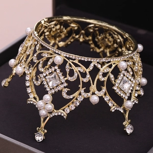 Baroque bridal crown with square diamonds and pearls on a dark jewelry display box