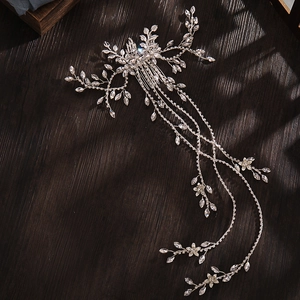 Dettaglio di pettine sposa argento con foglie di strass e nappe pendenti di cristallo