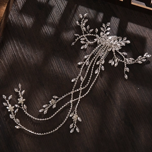 Dettaglio del pettine da sposa con foglie di cristallo e lunghe nappe di strass argento