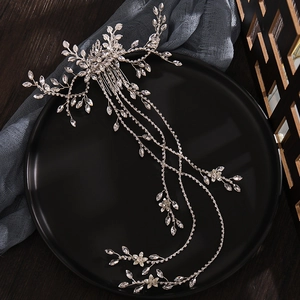 Dettaglio di un pettine per capelli da sposa in argento con fiori di cristallo e nappe