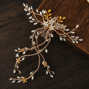 Elegante pettine da sposa dorato con motivi floreali di cristallo e lunghe nappe