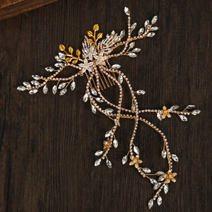 Vista macro del pettine da sposa con design a vite dorata e strass scintillanti