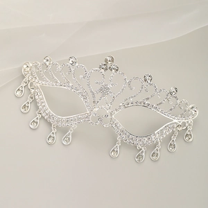 Masque de mascarade couronne argentée avec strass scintillants et pendentifs gouttes
