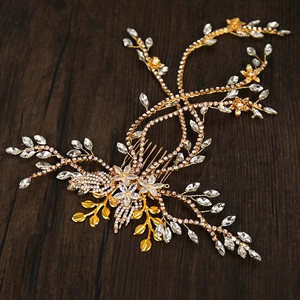Dettaglio del pettine da sposa con foglie dorate e strass in cristallo bianco puro