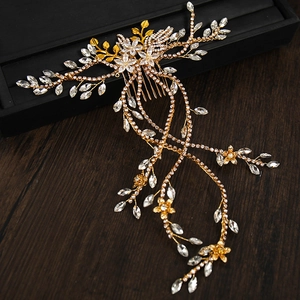 Elegante pettine per capelli da sposa con cristalli e lunghe nappe su fondo nero