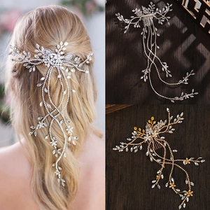 Dettaglio di pettini per capelli da sposa in argento e oro con foglie e strass brillanti