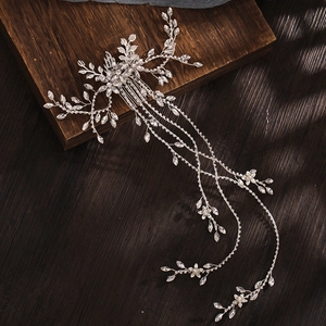 Squisito pettine per capelli da sposa argento con foglie di strass e nappe lunghe