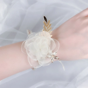 Corsage de poignet élégant en organza blanc avec feuilles dorées et strass pour mariage