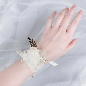 Corsage de poignet élégant en maille crème avec feuilles dorées et ruban satiné