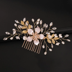 Eleganter Braut-Haarkamm mit handgemachten rosa Blumen, Perlen und Kristallen auf Gold