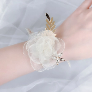Corsage de poignet élégant en tulle blanc avec feuilles dorées et strass pour mariages
