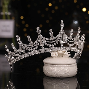 Couronne de mariée élégante en strass argentés présentée sur une boîte à fleurs décorative