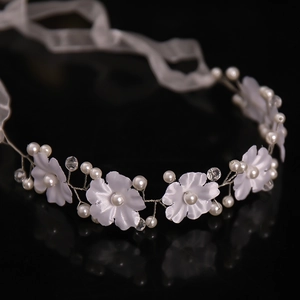 Serre-Tête Fait Main en Satin Blanc Fleurs et Künstliche Perles de Culture Cristal Élégant Accessoire de Cheveux Mariage pour Femme