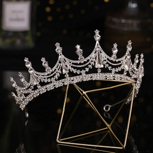 Diadème de mariée argenté avec strass brillants sur un support géométrique doré