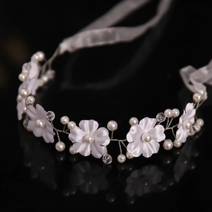 Serre-tête floral blanc élégant avec perles et cristaux pour coiffures de mariage