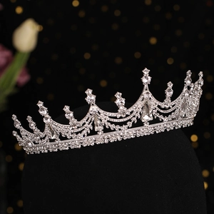Gros plan d'un diadème de mariée argenté avec strass brillants sur fond sombre