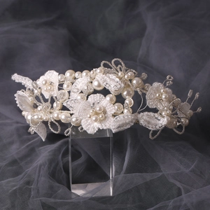 Serre-tête de mariée fait main avec perles blanches et fleurs en dentelle sur filet
