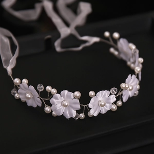 Bandeau fleuri élégant fait main avec perles et fleurs blanches en tissu et rubans