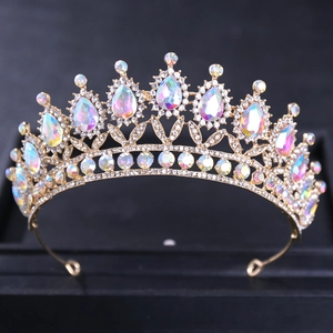 Vue détaillée de la couronne de mariée dorée sertie de cristaux AB en forme de goutte