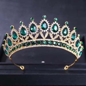 Détail d'une couronne de mariée baroque avec cristaux émeraude sur base en alliage doré