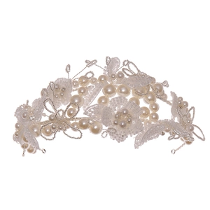 Serre-tête de mariée élégant avec perles à la main et détails de fleurs en dentelle blanche
