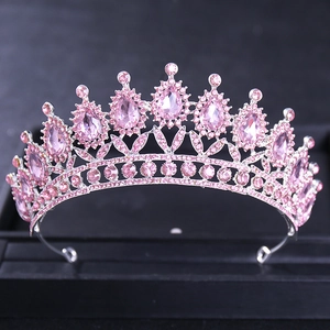 Vue détaillée de la couronne de mariée argentée avec de grosses pierres roses en poire