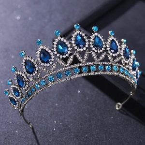Détail de la couronne en argent vintage avec des gemmes bleues en goutte et gravures fines