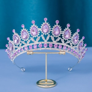 Couronne de mariée luxueuse avec pierres violettes en goutte et cristaux sur base argentée