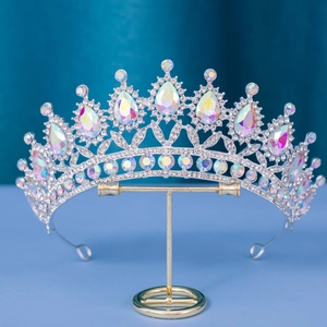 Couronne de mariée élégante en argent avec cristaux en goutte et strass scintillants