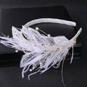 Serre-tête de mariée élégant en dentelle et plumes blanches avec perles et strass