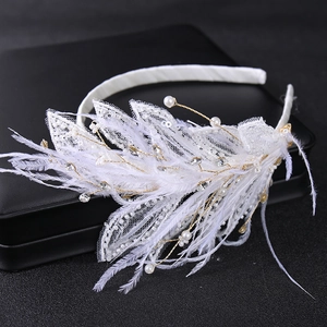 Détail du serre-tête mariée avec plumes blanches, pétales de dentelle et des perles