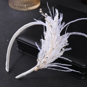 Détail macro d'un bandeau de mariée en plumes blanches avec perles et cristaux