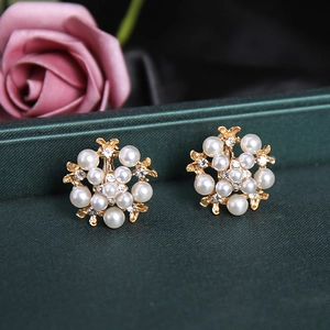 Boucles d'oreilles fleurs en perles élégantes avec finition dorée et cristaux