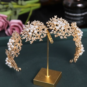 Serre-tête doré élégant avec perles blanches et cristaux étincelants pour mariée