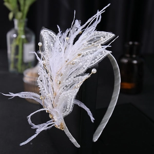 Serre-tête de mariée élégant avec plumes blanches, perles et fils dorés de mariage