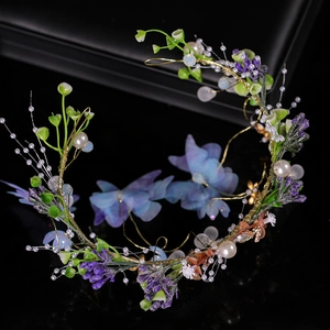 Serre-tête floral élégant avec fleurs de lavande, perles blanches et fil doré