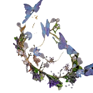Serre-tête papillon élégant avec tulle violet, fleurs blanches et perles de mariage