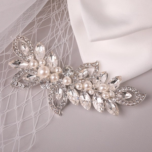 Barrette de mariée argentée élégante avec strass brillants et perles en forme de feuille