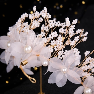 Détail macro d'un serre-tête de mariée français avec perles et fleurs en tulle