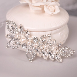 Barrette de mariée élégante avec cristaux et perles sur une boîte à bijoux en céramique