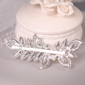 Barrette à cheveux mariée en forme de feuille argentée avec texture en métal chic