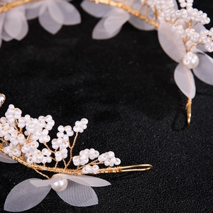 Détail de bandeau de mariée avec perles blanches et feuilles en tulle transparent