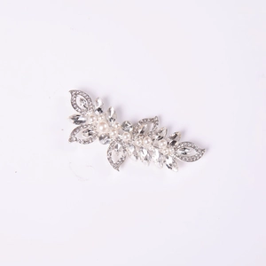 Détail de pince à cheveux de mariée avec cristaux marquise, perles et feuilles argent