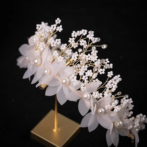 Serre-tête de mariée élégant avec pétales blancs et perles dorées sur fond noir