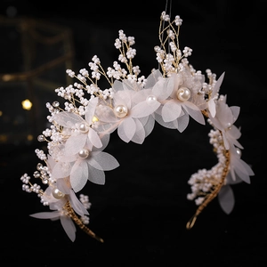 Serre-tête de mariée fait main avec fleurs en tulle délicates et perles champagne