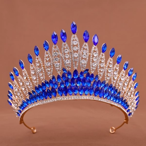Vue détaillée d'un diadème doré avec cristaux bleu foncé et diamants blancs brillants