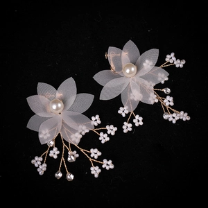 Bandeau floral de style français avec pétales de gaze blanche, perles et fils dorés