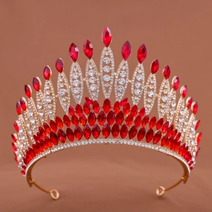 Couronne de mariée luxueuse avec monture dorée ornée de cristaux marquises rouges et blancs